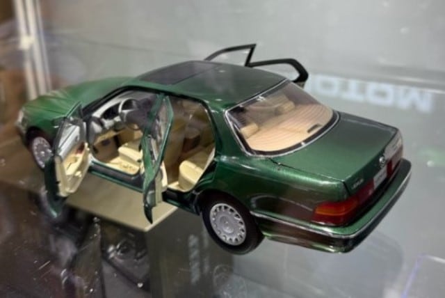8230811G XiaoGuang MODEL 1:18 Lexus LS400 1993 Green