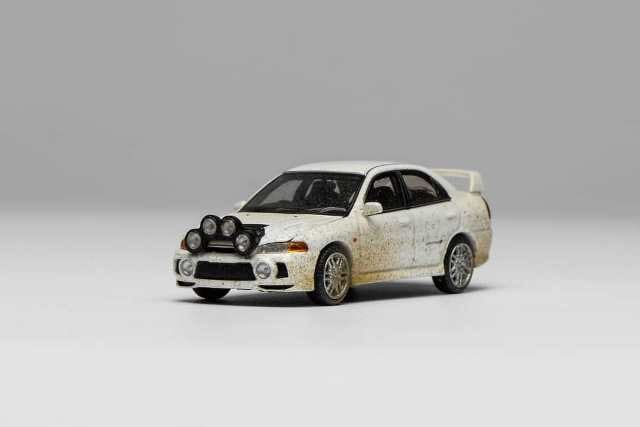 [ Pre-order ] M64015 MOTORHELIX 1:64 Mitsubishi Lancer Evolution IV Muddy Version with Rally Light