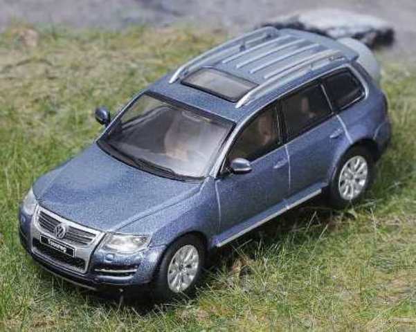 [ Pre-order ] LL-036-207 Shadow Pro 1:64 Volkswagen Touareg MK1 (7L) R50 B/ Blue-LHD