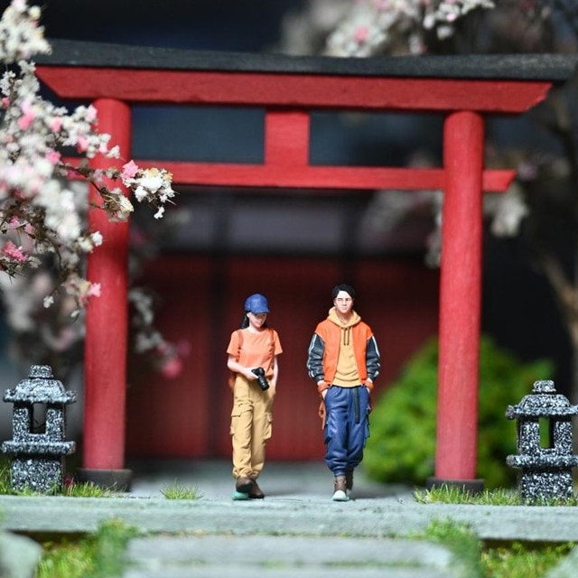 [ Pre-order ] EHC2025092603 EHC Model 1:64 Travel Photography Duo Orange Couple Figure