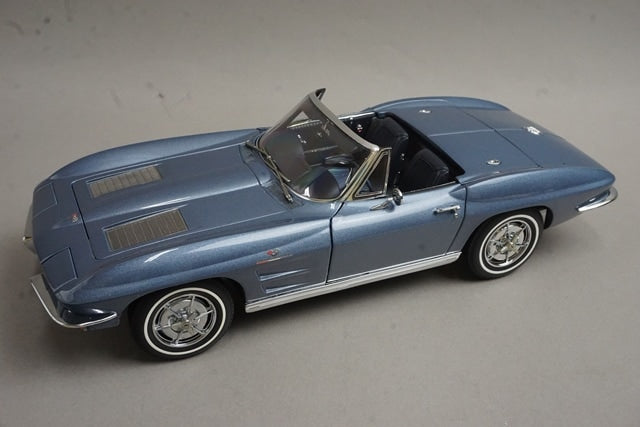 1:18 AUTOart 71192 Chevrolet Corvette Convertible 1963 Silver Blue