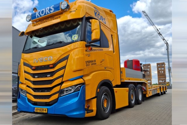 [ Pre-order ] 01-5053 WSI 1:50 Kors Hoogwerksystemen IVECO S-WAY AS HIGH MY2024 6X2 TWIN STEER SEMI LOW LOADER WITH RAMPS 3 AXLE