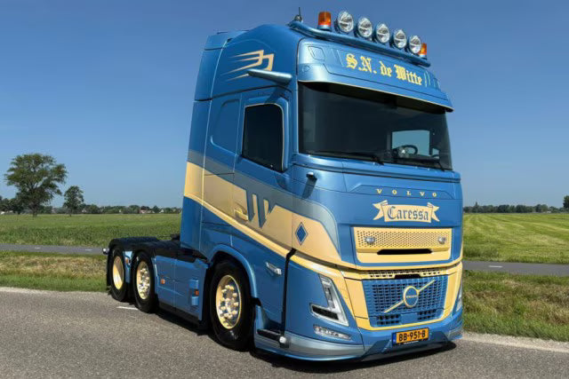 [ Pre-order ] 01-5165 WSI 1:50 S.N. de Witte VOLVO FH AERO GLOBETROTTER XL 6X2 TWIN STEER