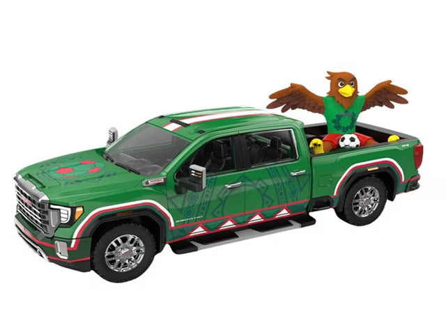[ Pre-order ] 30589 GreenLight 1:64 GMC International Soccer Celebration ’26 - 2022 GMC Sierra 3500 HD - Mexico Tribute with Eagle Figurine