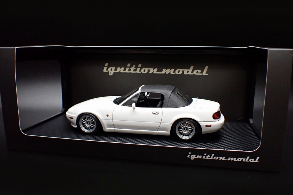 [Back-order] ignition model IG3195 1:18 Eunos Roadster (NA) White