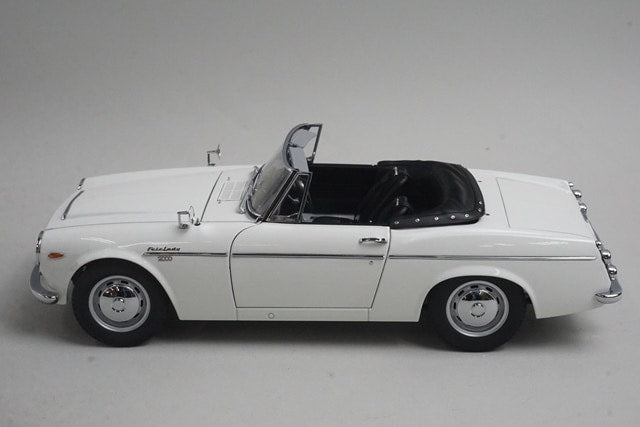 1:18 AUTOart 77433 Datsun Fairlady 2000 SR311 White model car