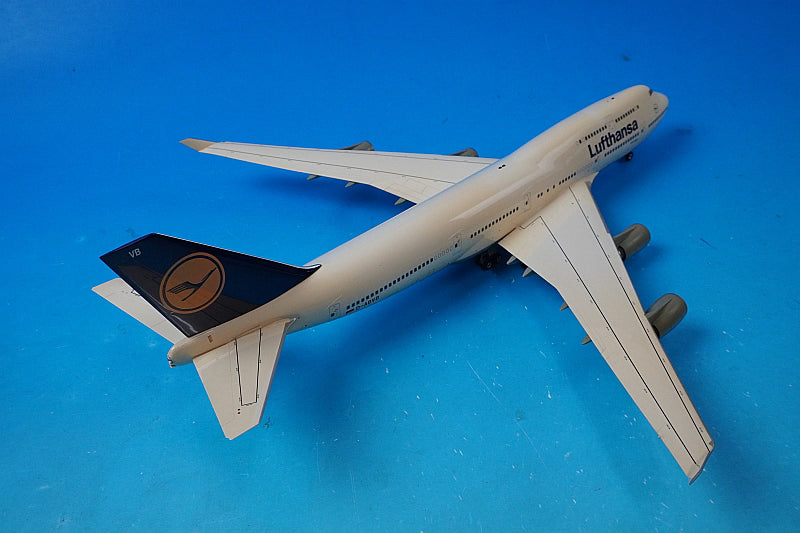 1:200 B747-400 Lufthansa Bonn D-ABVB Outer box missing. Comes with a dome-shaped plastic case. Herpa Premium airplane model