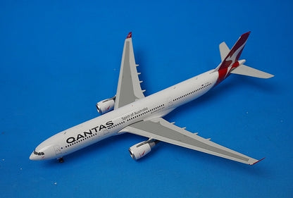 1:400 A330-300 Qantas New Paint VH-QPJ 04115 Phoenix airplane model