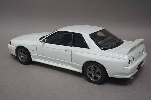 1:18 AUTOart 77342 Nissan Skyline GT-R (R32) Crystal White model car