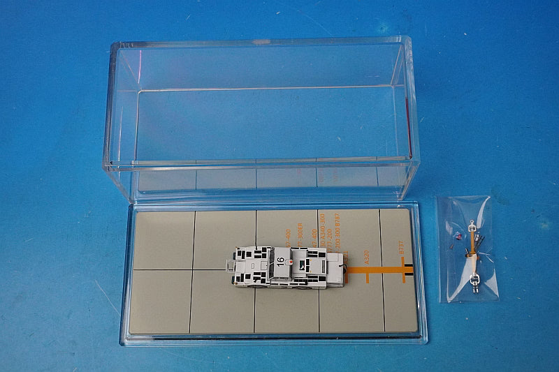 1:200 Komatsu WT500E Towing Tractor CX Cathay Pacific Color Diorama GSE2WT500E04 JC Wings