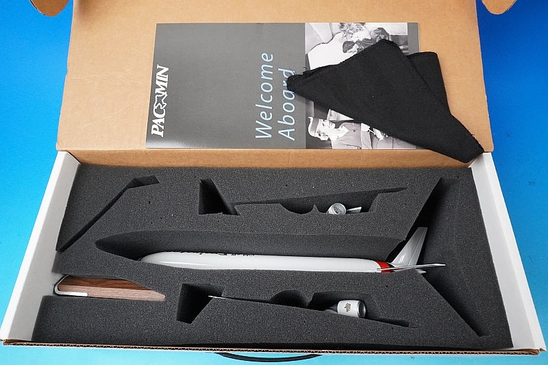 1:200 B777-300ER Emirates A6-EPM Pacmin airplane model