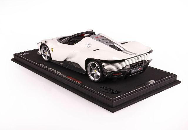 P18214B BBR 1:18 Ferrari Daytona SP3 Ferrari Daytona SP3 Serie Icona Bianco Italia metallic matte with clear case