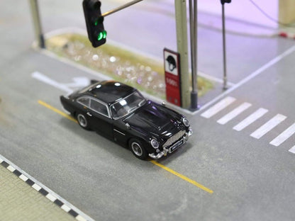 DCM 1:64 Aston Martin DB5 Black with figure