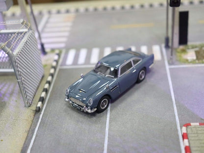 DCM 1:64 Aston Martin DB5 Cement Grey with figures