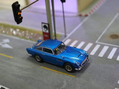 DCM 1:64 Aston Martin DB5 Pearl Blue with figure