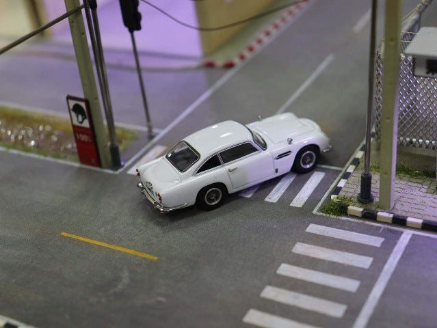 DCM 1:64 Aston Martin DB5 White with figure