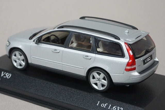 1:43 MINICHAMPS 400171210 VOLVO V50 2003 Silver