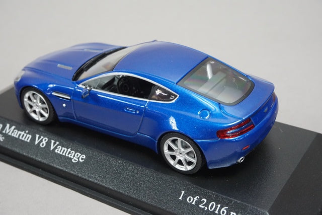 1:43 MINICHAMPS 400137422 Aston Martin V8 Vantage 2005 Blue Metallic