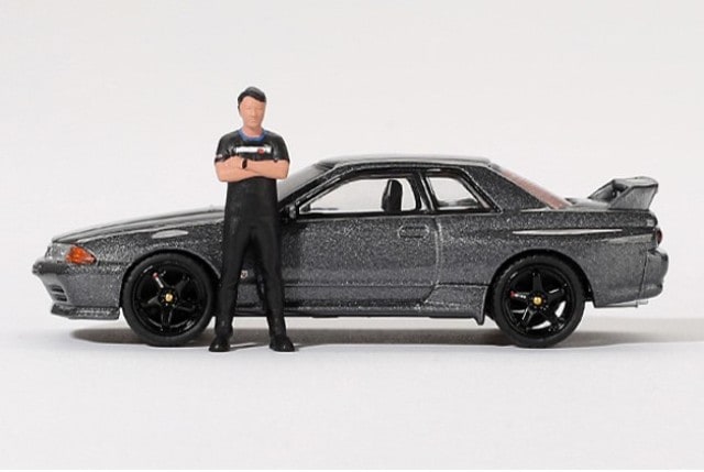 MGT00869-R TSM MINI-GT 1:64 Nissan Skyline GT-R R32 Nismo Gunmetal Matsuda Tsugio Collection w/ Matsuda Tsugio Figure RHD model car