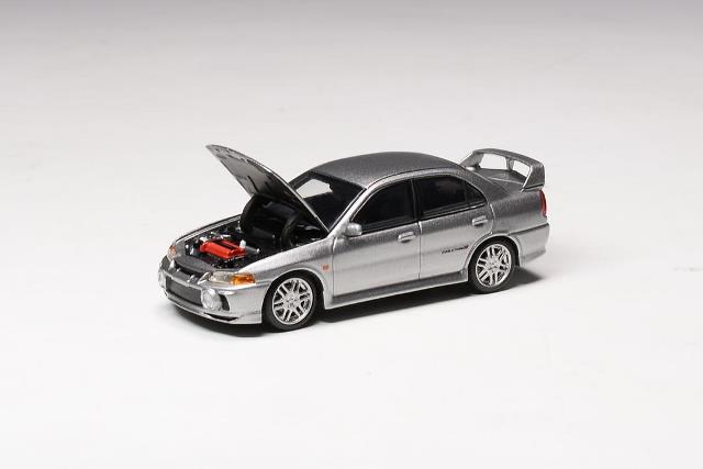 M64001 MOTORHELIX 1:64 Mitsubishi Lancer Evolution IV STEEL SILVER METALLIC model car