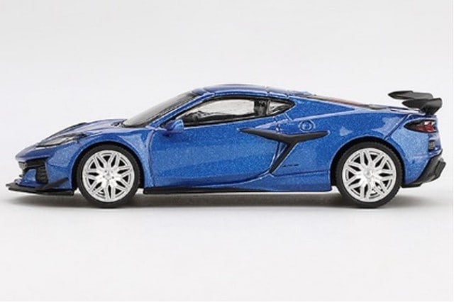 MGT00892-L TSM MINI-GT 1:64 Chevrolet Corvette Z06 2023 Elkhart Lake Blue Metallic LHD model car