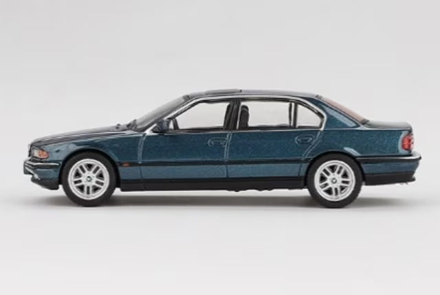MGT00894-BL TSM MINI-GT 1:64 BMW 750IL Sorrento Blue Metallic (Left-hand drive) *Blister packaging
