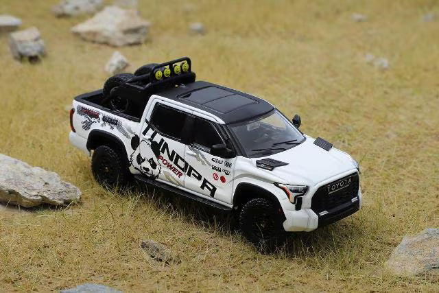 KS-064-495 GCD Gaincorp Products 1:64 Toyota Tundra White Pandara Flower (LHD) (Accessories included)