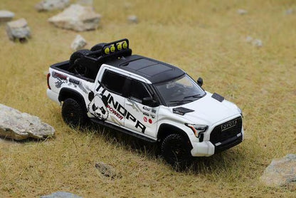 KS-064-495 GCD Gaincorp Products 1:64 Toyota Tundra White Pandara Flower (LHD) (Accessories included)