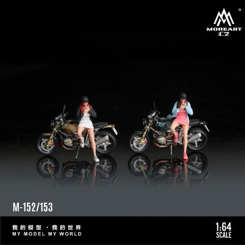 MO222152 MoreArt 1:64 BMW R nineT MOTORCYCLE GIRL with Female Figure Brown