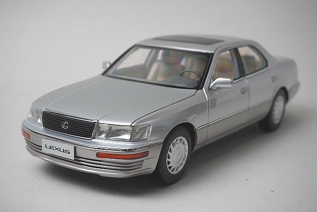 8230811S Xiao Guang MODEL 1:18 Lexus LS400 1993 Silver