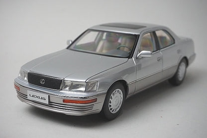 8230811S Xiao Guang MODEL 1:18 Lexus LS400 1993 Silver