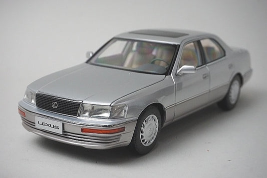 8230811S Xiao Guang MODEL 1:18 Lexus LS400 1993 Silver
