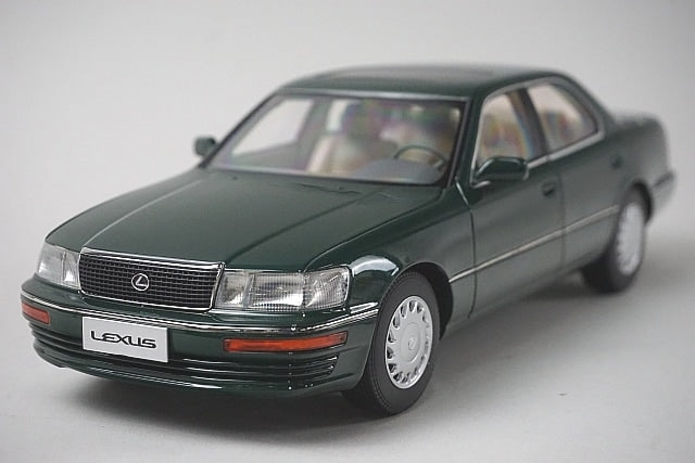 8230811G XiaoGuang MODEL 1:18 Lexus LS400 1993 Green