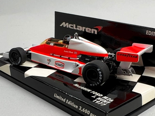 1:43 MINICHAMPS 530774301 McLaren Ford M26 1977 J. Hunt model car