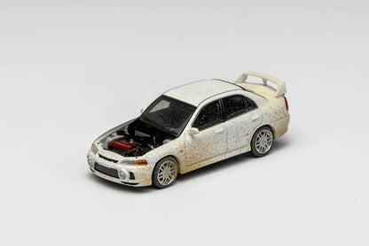 [ Pre-order ] M64015 MOTORHELIX 1:64 Mitsubishi Lancer Evolution IV Muddy Version with Rally Light
