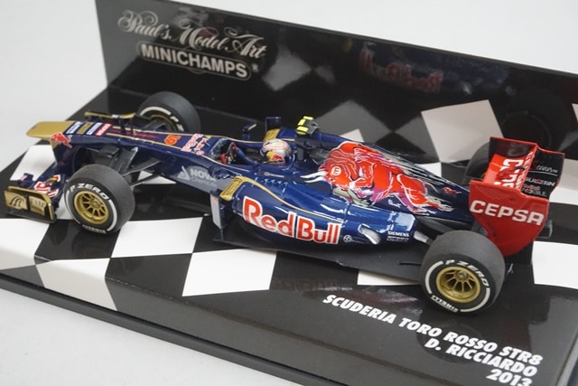 1:43 MINICHAMPS 410130019 Scuderia Toro Rosso STR8 2013 #19 model car