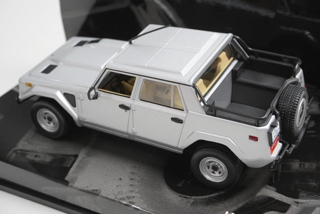 1:43 MINICHAMPS 436103370 Lamborghini LM002 1984 Silver model car