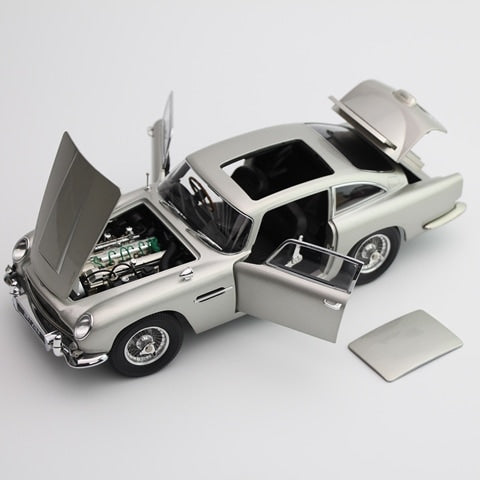 8251033 XiaoGuang MODEL 1:18 Aston Martin DB5 007 / Goldfinger Bond Car model car