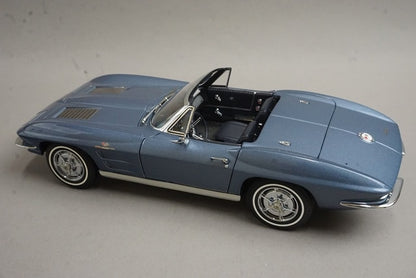 1:18 AUTOart 71192 Chevrolet Corvette Convertible 1963 Silver Blue