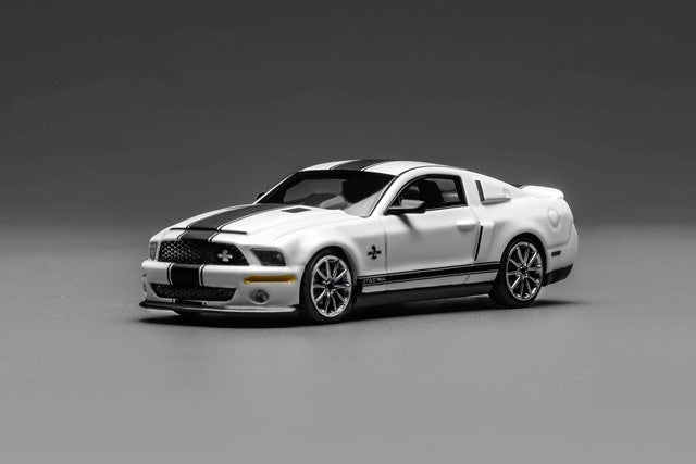 [ Pre-order ] GL-1251006A Motor Helix 1:64 Ford Mustang Shelby GT500 Super Snake 2007 Performance White
