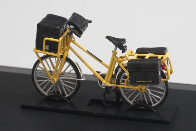 1:32 Universal Hobbies E5622 Postman's Bicycle 2004