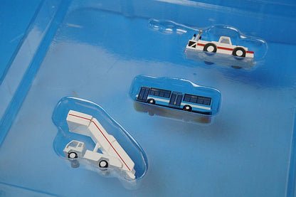 1:400 Airport Diorama Accessory Blue Bus Step Car Towing Tractor and Tober Set GSE40110 ANA airplane model