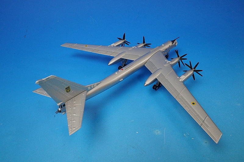 1:200 Tu-95MS Bear H Ukrainian Air Force 106th Heavy Bomber Division (Portava Museum Preservation Machine)#01 556538 Herpa