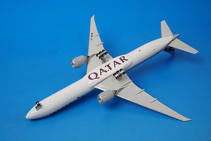 1:400 B777-300ER Qatar A7-BEM 11474 Phoenix airplane model