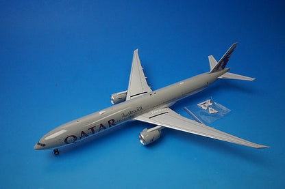1:200 B777-300ER Qatar A7-BEN IF773QT0422 InFlight airplane model