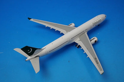1:400 A330-300 PIA Pakistan 4R-ALN 11446 Phoenix airplane model