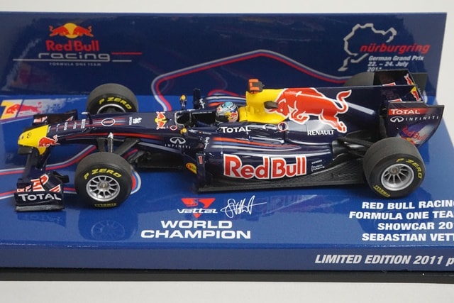 1:43 MINICHAMPS 413110271 Red Bull Racing Renault Show Car 2011 S.Vettel #1 model car
