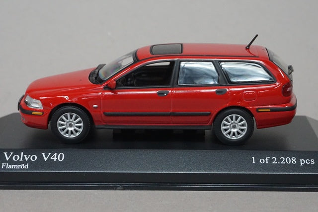 1:43 MINICHAMPS 430171110 VOLVO V40 2000 Red