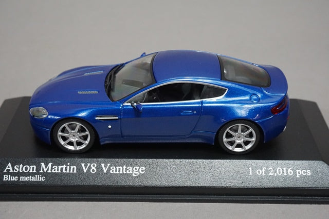 1:43 MINICHAMPS 400137422 Aston Martin V8 Vantage 2005 Blue Metallic