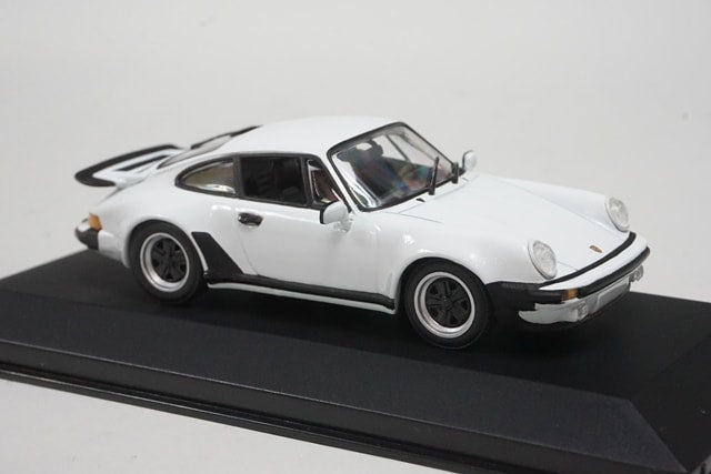 1:43 MINICHAMPS 430069002 Porsche 911 Turbo 1977 Grand Prix White model car